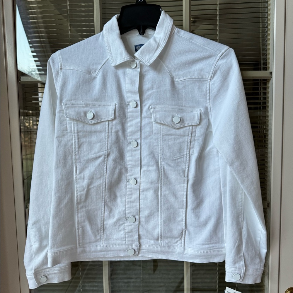 Democracy Women’s Classic Denim Jacket With Collar Button front Size XS-NWT